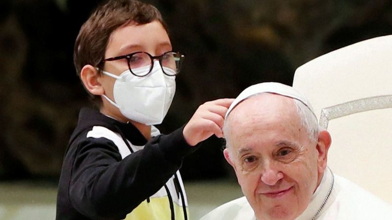 Chlapec při audienci vydyndal na papeži jeho zuchetto